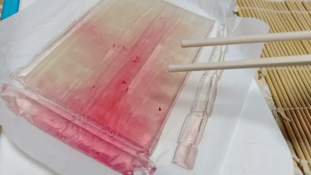 琥珀糖を切り終わったところ