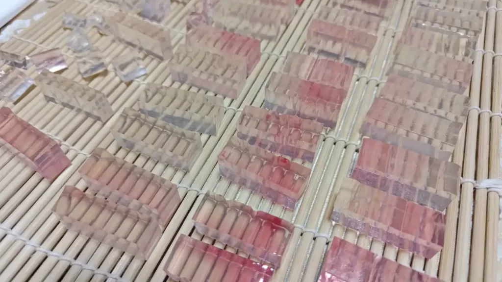 琥珀糖を乾かしているところ