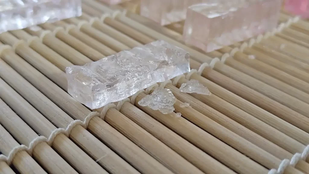 琥珀糖づくりで巻きすに張り付いてしまった様子