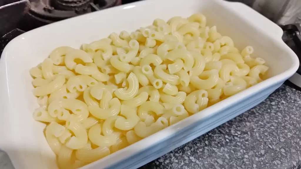 マカロニを敷き詰めたところ