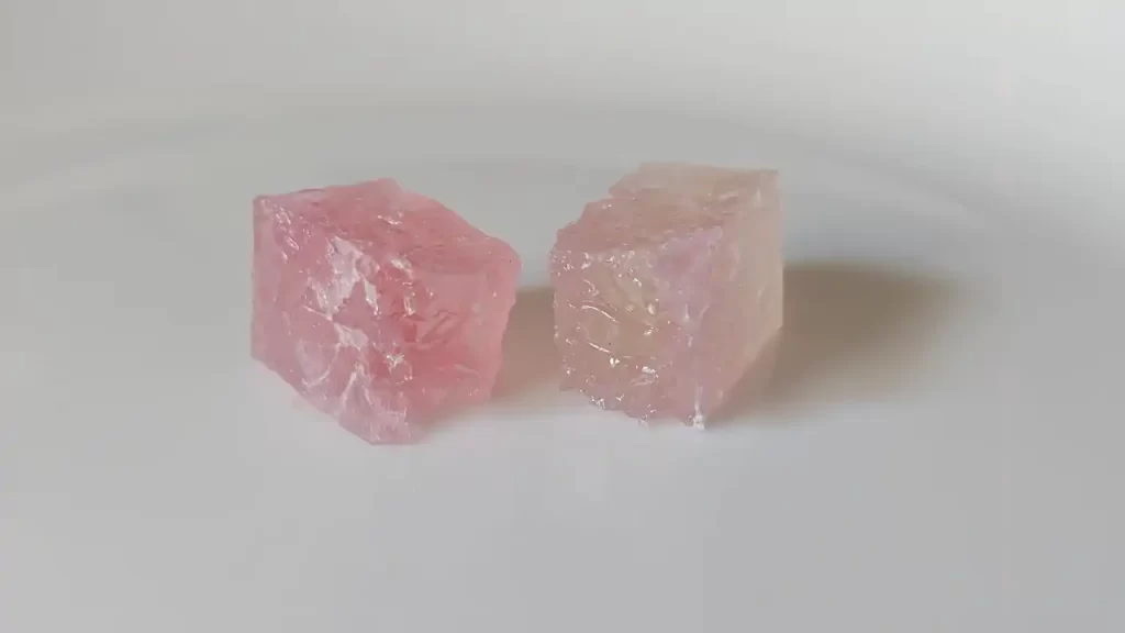 琥珀糖を割ったところ