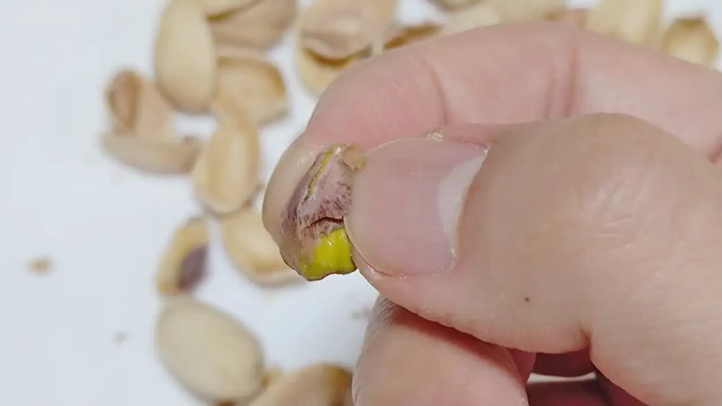 ピスタチオの薄皮を剥いているところ