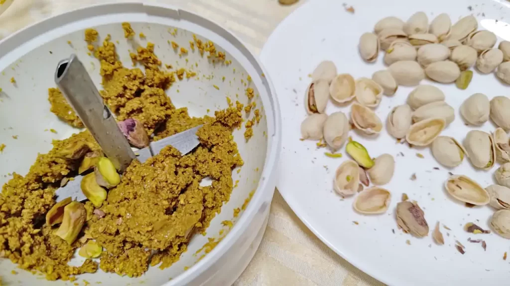 ピスタチオペーストを作っているところ
