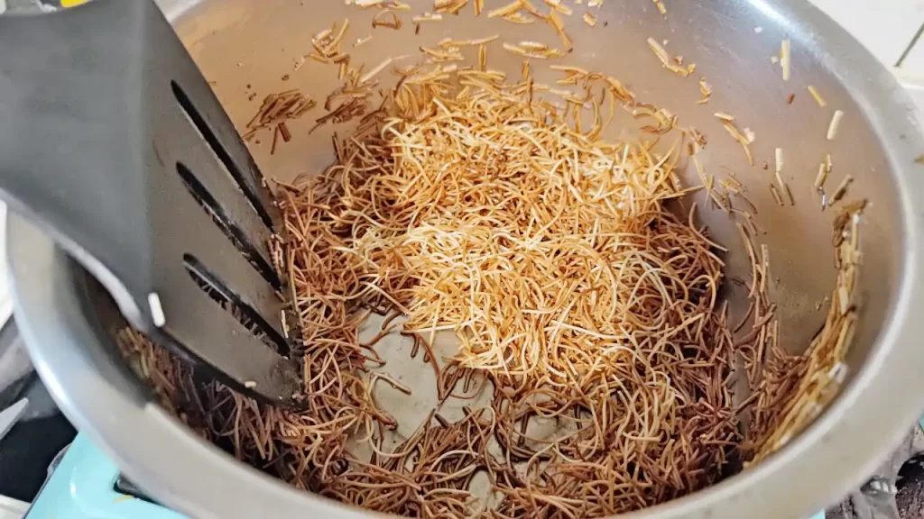 素麺をバターで炒めている様子