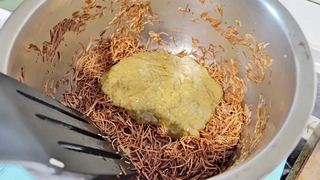 炒めた素麺とピスタチオペーストなどで作ったフィリング（中身）を合わせているところ