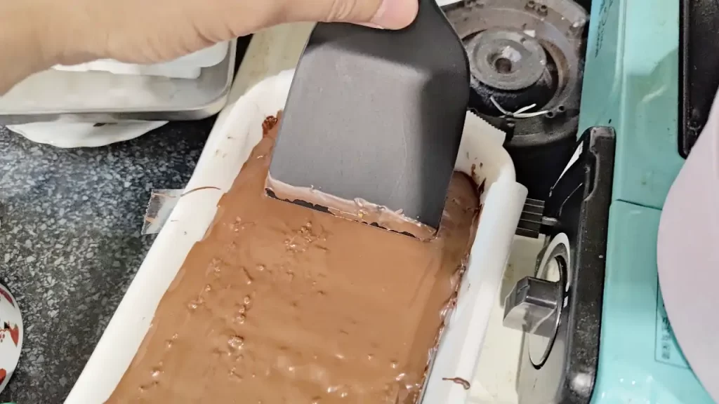 底面のチョコレートを薄く延ばしているところ