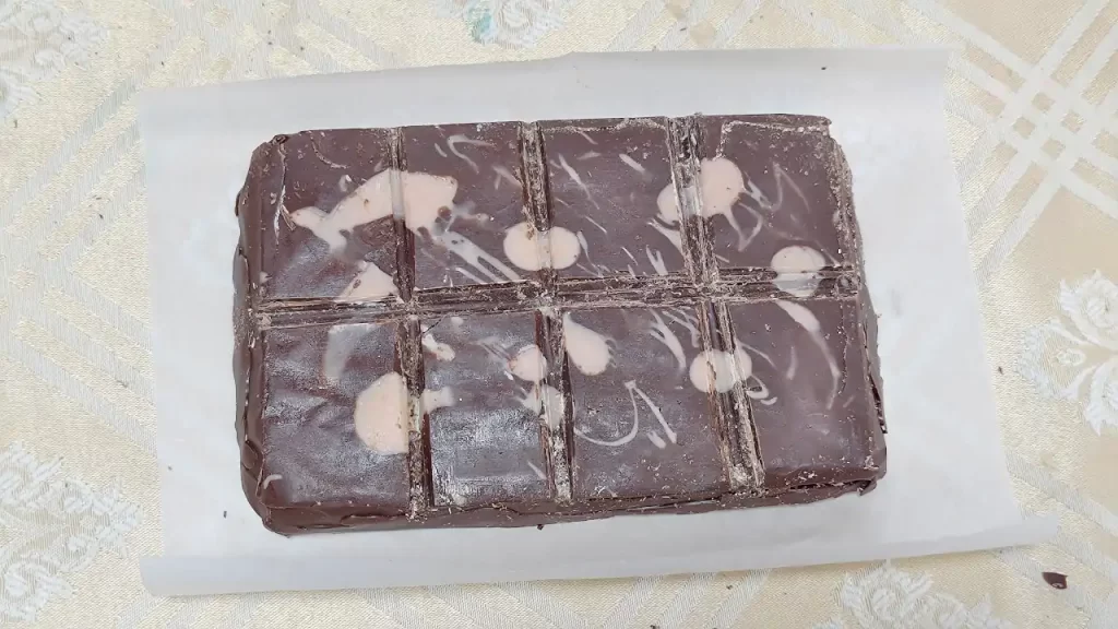 竹串で作った「チョコの溝」の様子