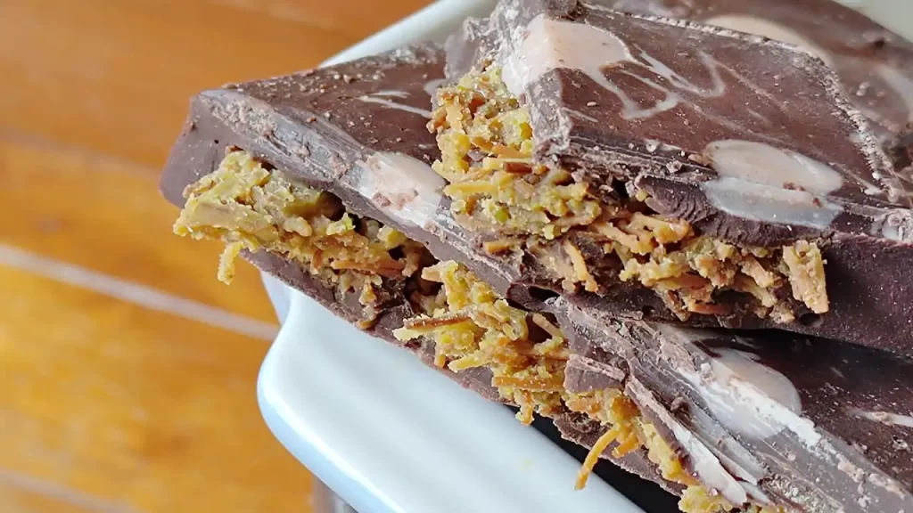 完成したドバイチョコレートを割ったところ