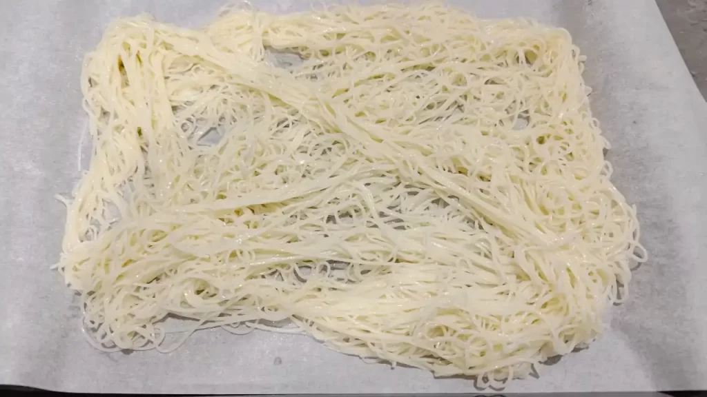 茹でた素麺を乾かしているところ