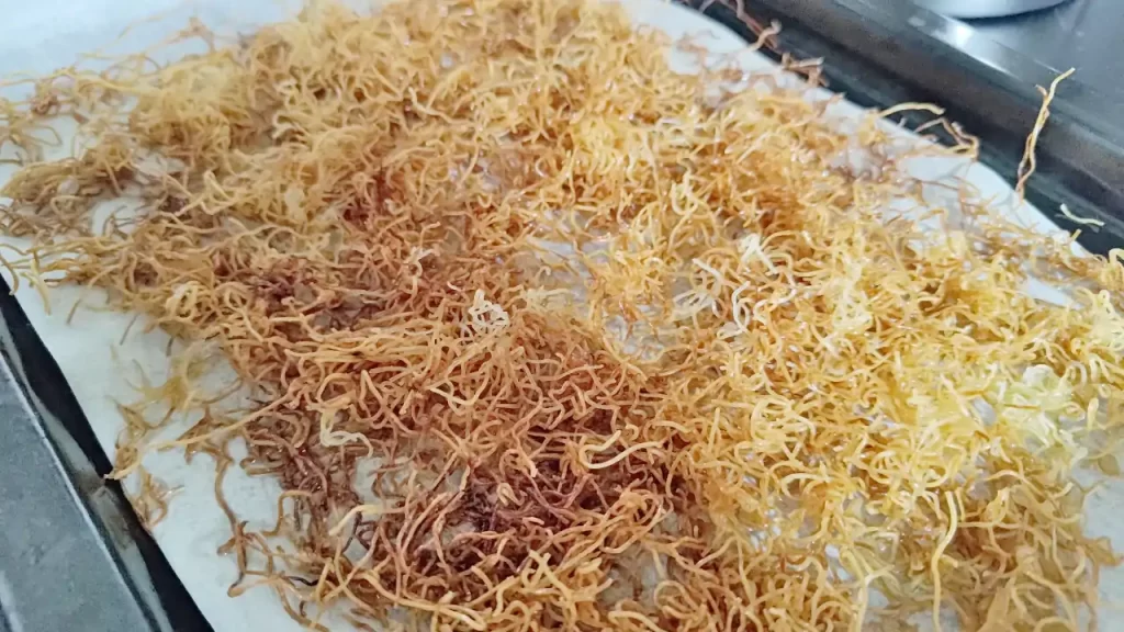 茹でた素麺をオーブンで焼いたところ