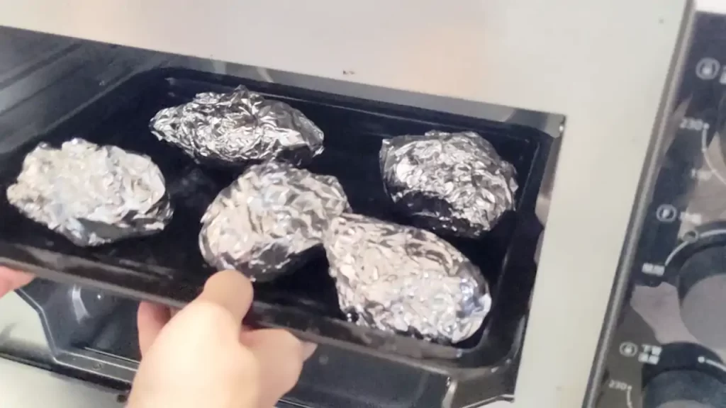 サツマイモをオーブンで焼くところ（この中の1本をシュクメルリに使用）