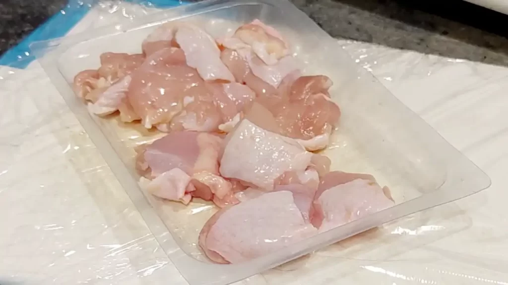 鶏肉を一口大に切り分けたところ