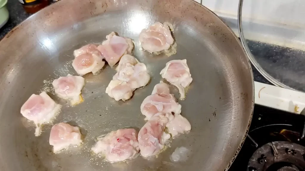 フライパンで鶏肉を焼いているところ
