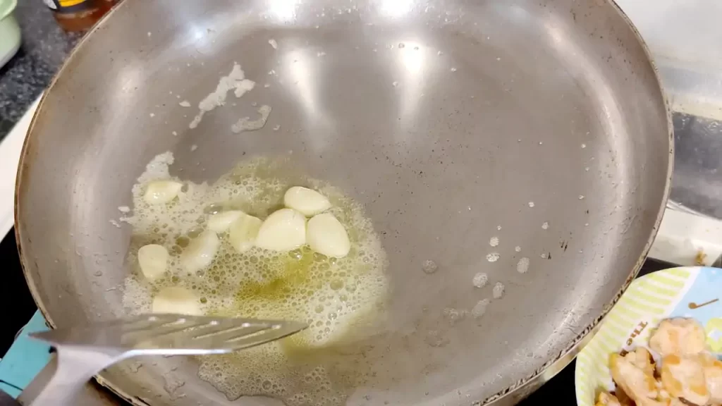 バターでニンニクをじっくり焼くと同時に、バターにニンニクの香りを移しているところ