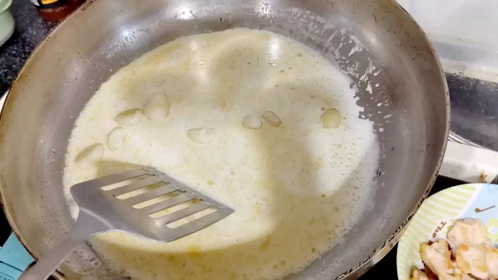 牛乳と生クリームを入れたところ