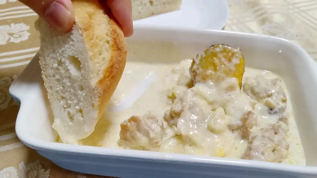 シュクメルリにバゲットをつけて食べているところ