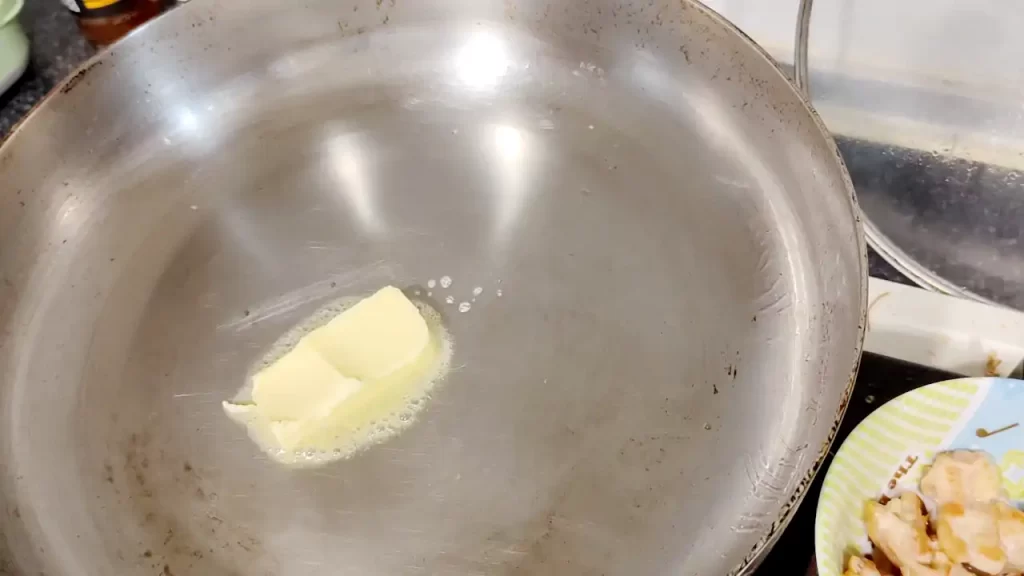 バターを鍋に投入したところ