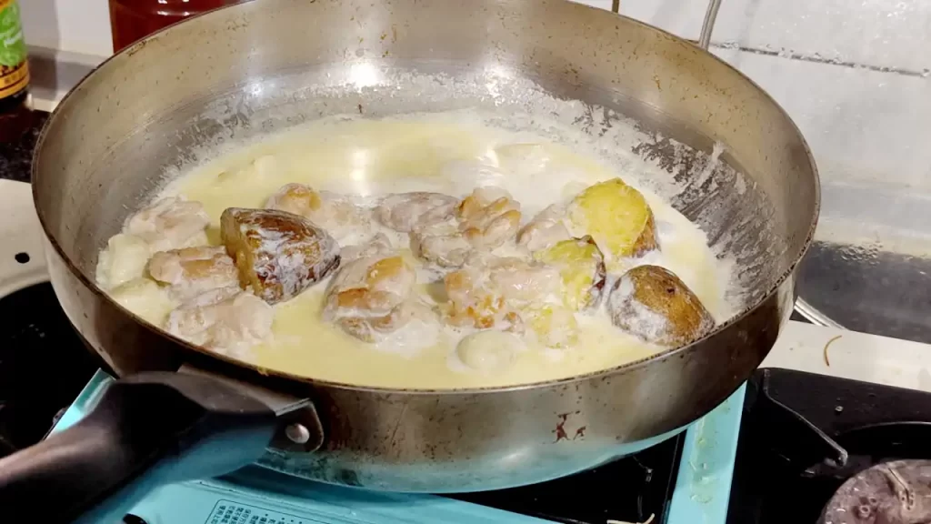 弱火でじっくり調理しているところ