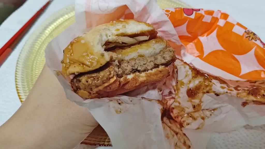 台湾マクドナルドの期間限定メニュー『金迎招財薯來堡(牛)』を食べているところ