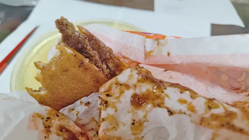 台湾マクドナルドの期間限定メニュー『金迎招財薯來堡(牛)』はソースがたっぷり！