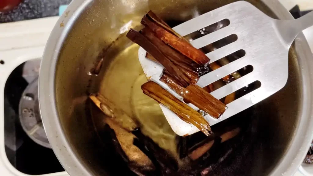 焦がしネギ油が完成し、ネギを取り出しているところ