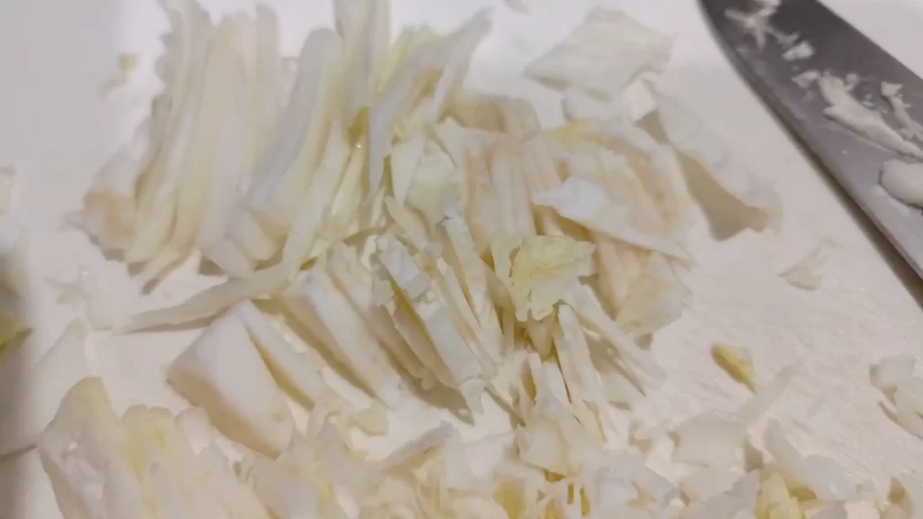 キャベツの芯や筋を薄く切ったところ