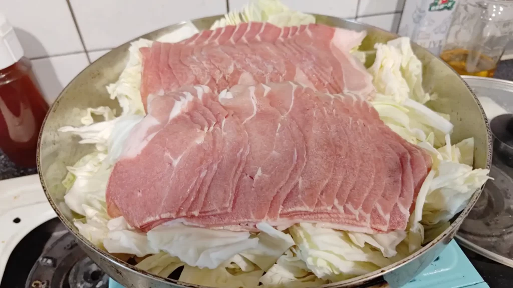 春キャベツと豚肉（火鍋用）をフライパンに入れたところ