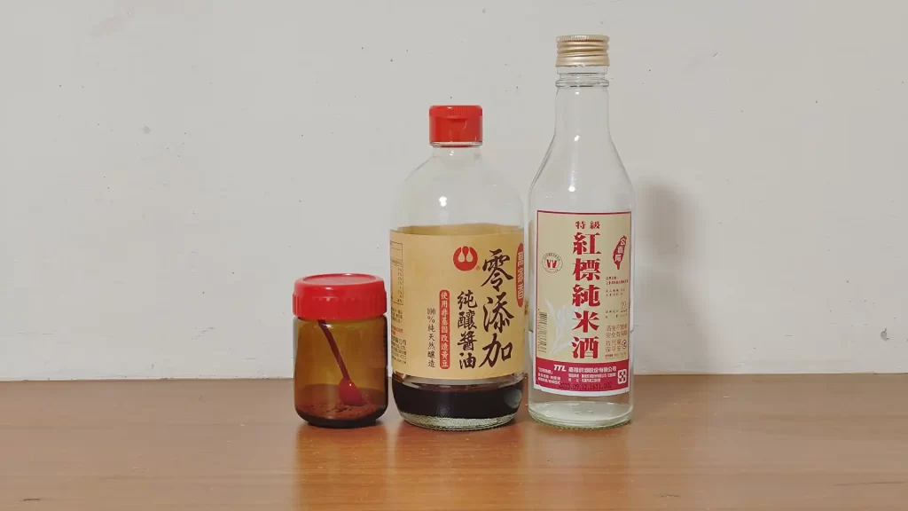 左から「かつおだし粉粒」「しょうゆ」「料理酒」