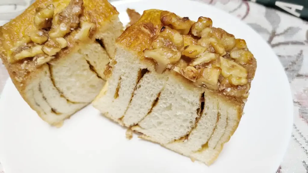 台湾スタバのシナモンロールを切ったところ