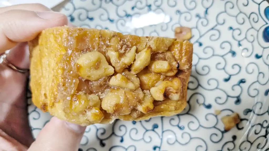 台湾スタバのシナモンロールに乗っかっているキャラメル風味のクルミ