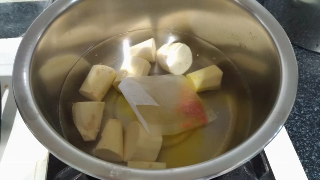 サツマイモをクチナシの実と茹でる