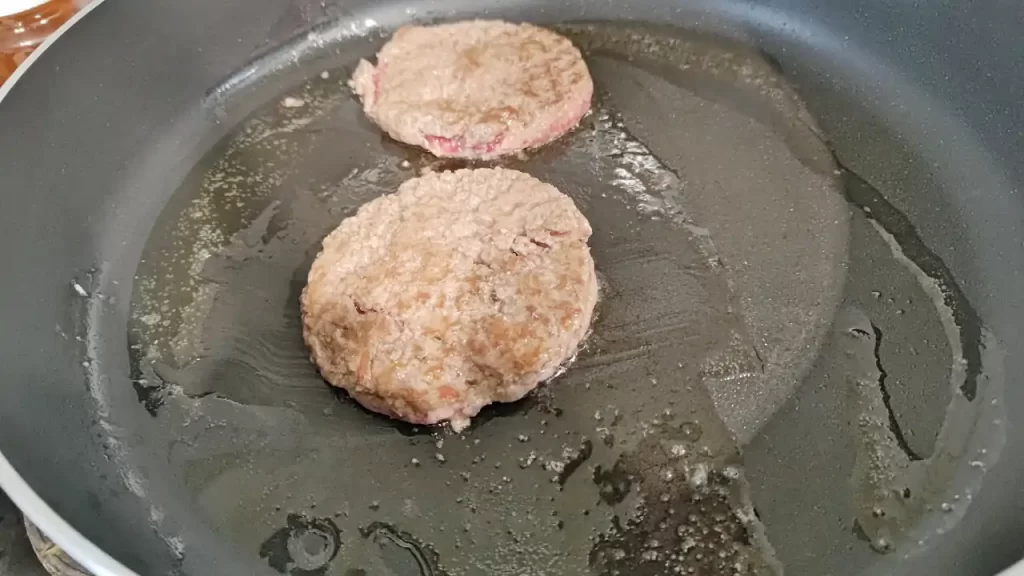 アボカドバーガー用のパティ（牛肉100%！）