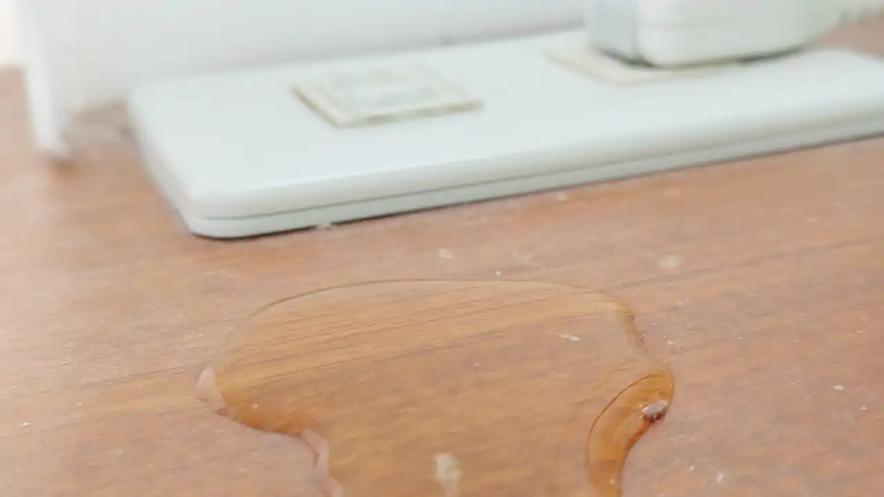 水がコンセントに近づくイメージ（再現）