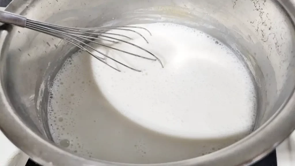 杏仁豆腐（アーモンドミルクプリン）を作っているところ