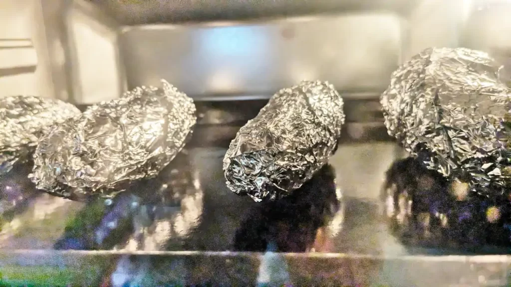 オーブンで焼き芋を焼いている様子