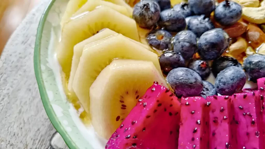 フルーツボウルに入れたキウイ、ドラゴンフルーツ、ブルーベリーなど