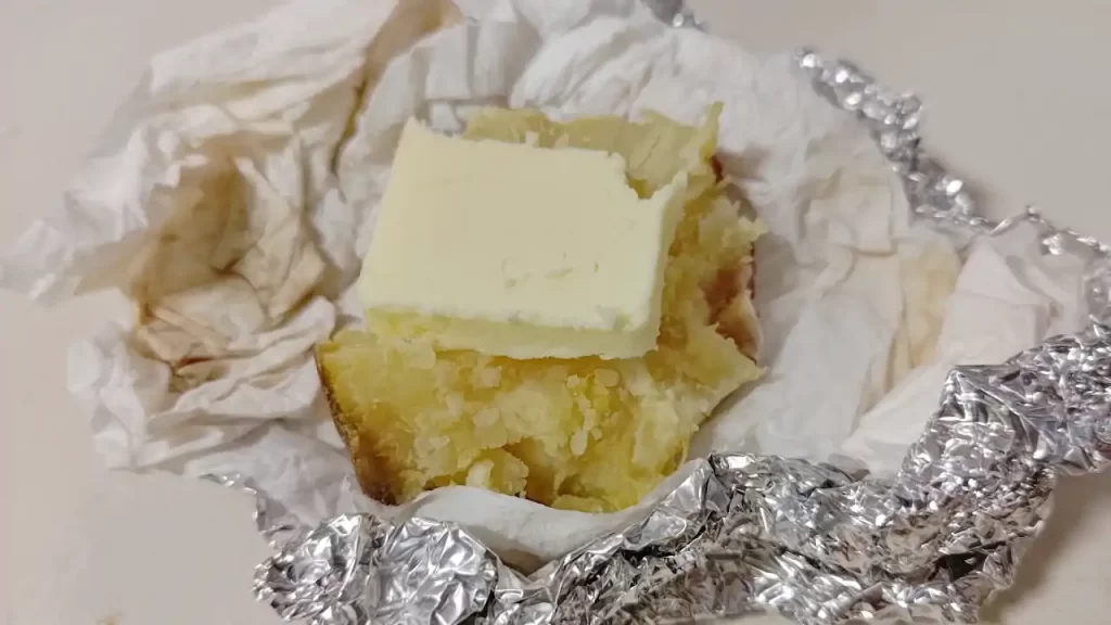 『なると金時』の焼き芋にバターを塗って食べているところ