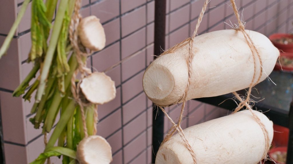 干している大根