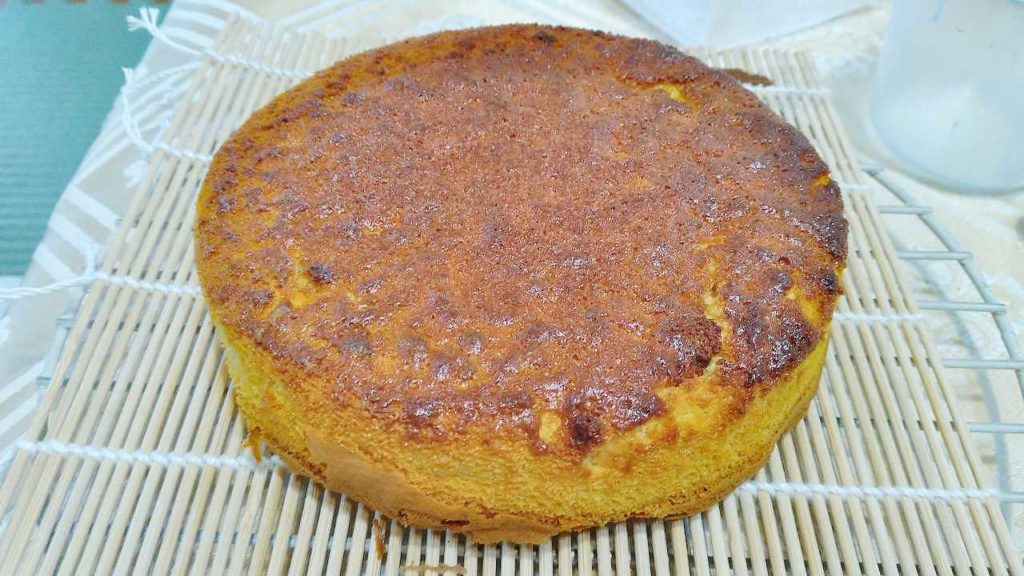 蜂蜜蛋糕が生焼けだったのでひっくり返してさらに170℃で20分焼いた後の様子