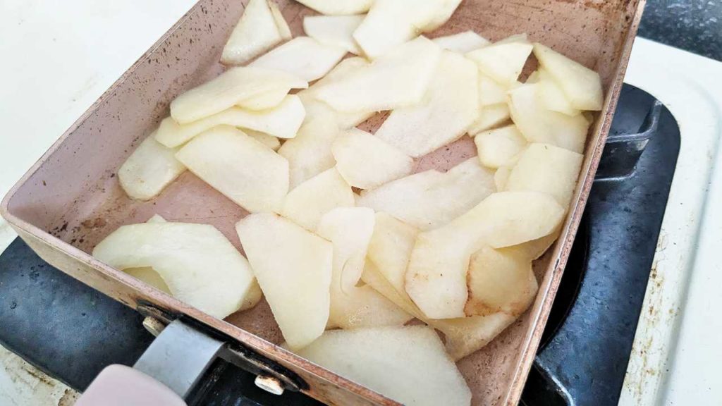 リンゴ（グラニースミス）をバターで焼いているところ