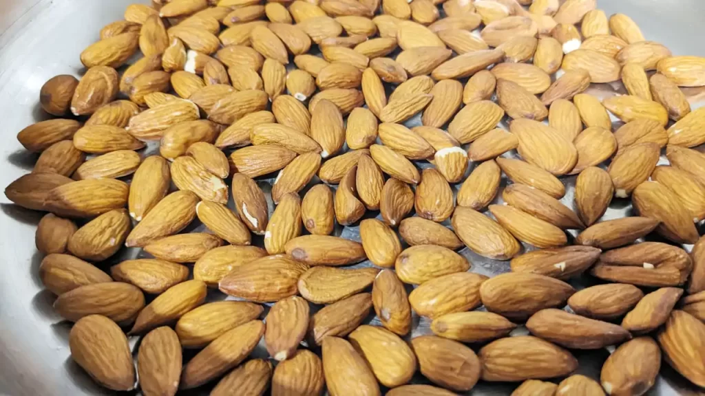 生アーモンドを煎り始めたところ