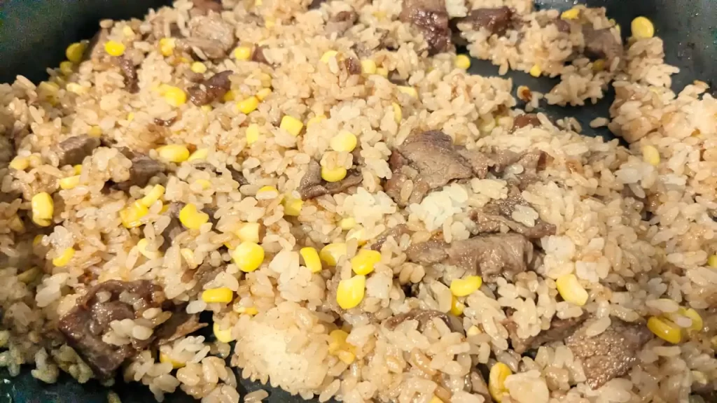 ペッパーライス風の牛肉チャーハンを調理しているところ