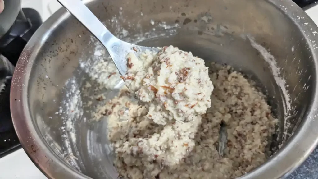 牛乳を入れたクッキー生地（アーモンドも入っています）