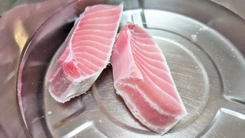 5％塩水で解凍中の冷凍マグロ
