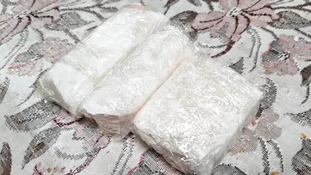 ぬるま湯5%塩水で解凍し、冷蔵庫に入れる前の冷凍マグロの様子