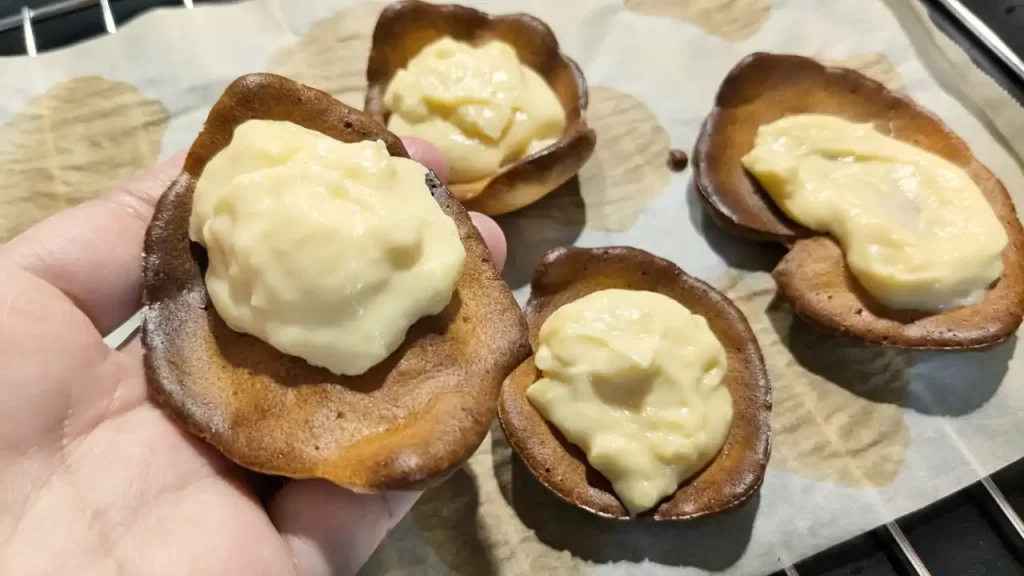 カスタードクリームの乗った船のような洋菓子（シュークリームの失敗作）