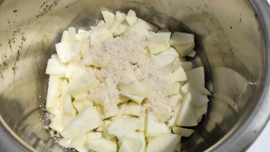 リンゴを切って砂糖をまぶしたところ