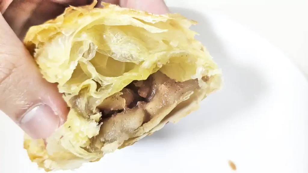 アップルパイをかじったところ