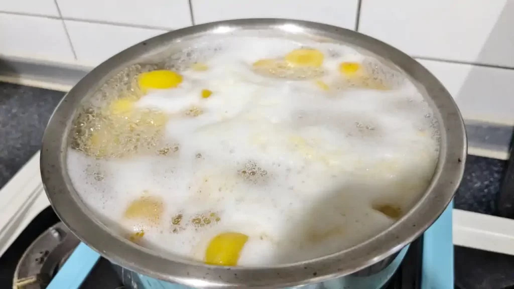 梅を煮こぼしている様子