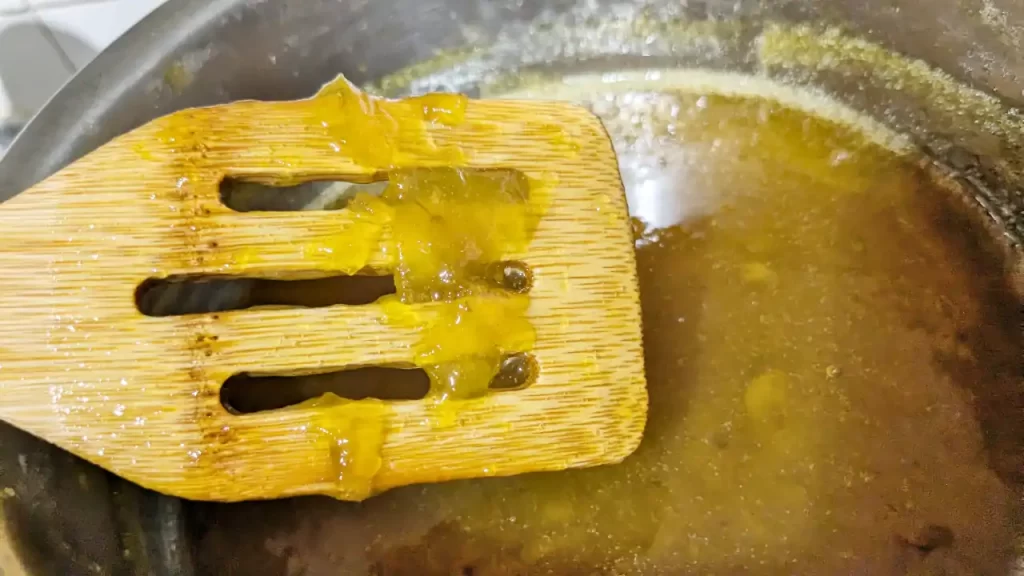 梅ジャムを作っているところ